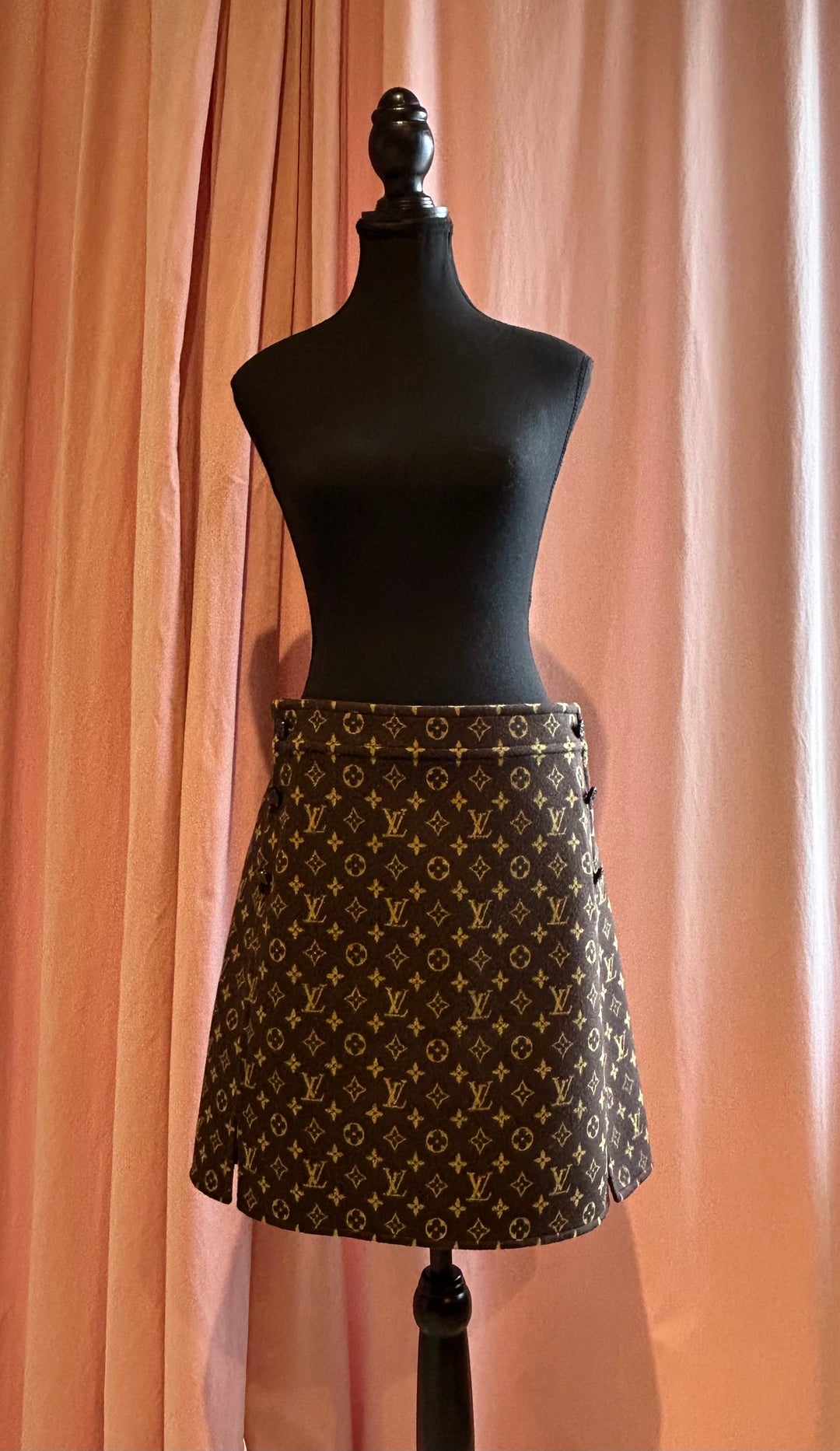 MONOGRAMME LOUIS VUITTON Jupes, 44